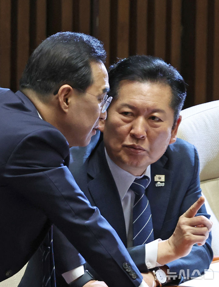 [서울=뉴시스] 김금보 기자 = 정청래 더불어민주당 대표가 12일 오후 서울 여의도 국회에서 열린 제433회국회(임시회) 제1차 본회의에서 박홍근 기획예산처 장관 후보자와 대화를 하고 있다. 2026.03.12. kgb@newsis.com