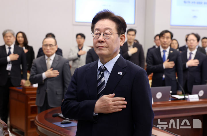 [서울=뉴시스] 고범준 기자 = 이재명 대통령이 12일 청와대에서 열린 수석보좌관회의에서 국민의례를 하고 있다. 2026.03.12. bjko@newsis.com