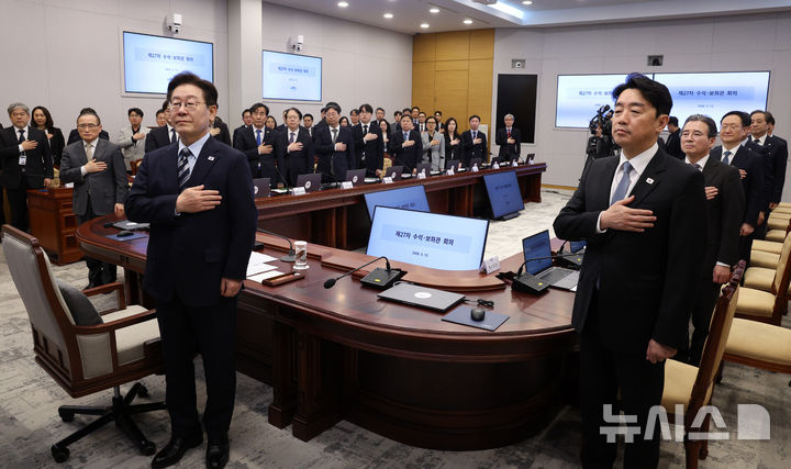 [서울=뉴시스] 고범준 기자 = 이재명 대통령이 12일 청와대에서 열린 수석보좌관회의에서 국민의례를 하고 있다. 2026.03.12. bjko@newsis.com