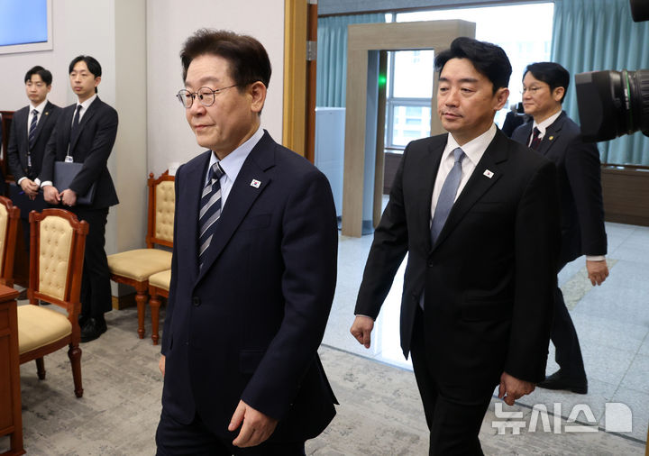 [서울=뉴시스] 고범준 기자 = 이재명 대통령이 12일 청와대에서 열린 수석보좌관회의에 입장하고 있다. 2026.03.12. bjko@newsis.com