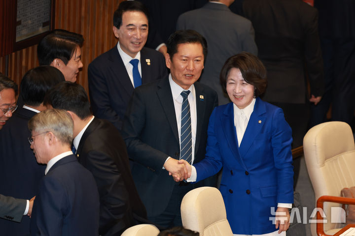 [서울=뉴시스] 고승민 기자 = 더불어민주당 정청래 대표와 추미애 의원이 12일 서울 여의도 국회에서 열린 제433회 국회(임시회) 제1차 본회의에서 인사를 나누고 있다. 2026.03.12. kkssmm99@newsis.com