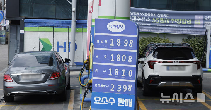 [서울=뉴시스] 김혜진 기자 = 국제에너지기구(IEA)의 사상 최대 규모 비축유 방출 계획에도 국제 유가가 다시 배럴당 100달러를 넘어섰다. 미국 CNBC에 따르면 5월 인도분 브렌트유 선물 가격은 한국시간 12일 오후 12시28분 기준 배럴당 100.44달러를 기록했다. 앞서 브렌트유 선물 가격은 지난 9일 장중 한때 배럴당 119달러까지 치솟았다가 전쟁이 조기에 끝날 수 있다는 낙관론이 확산되면서 배럴당 80달러선까지 떨어진 바 있다. 그러나 중동 정세 불안이 지속되면서 유가 상승 압력이 다시 커지고 있는 것으로 분석된다. 2026.03.12. jini@newsis.com