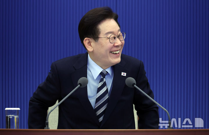 [서울=뉴시스] 고범준 기자 = 이재명 대통령이 12일 청와대에서 열린 수석보좌관회의에서 발언하고 있다. 2026.03.12. bjko@newsis.com