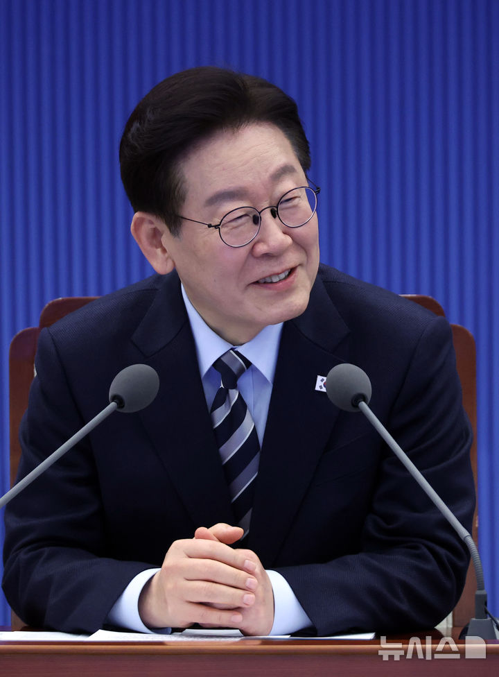 [서울=뉴시스] 고범준 기자 = 이재명 대통령이 12일 청와대에서 열린 수석보좌관회의에서 발언하고 있다. 2026.03.12. bjko@newsis.com