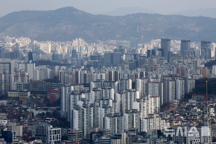 [서울=뉴시스] 서울 중구 남산에서 바라본 아파트 모습. photo@newsis.com