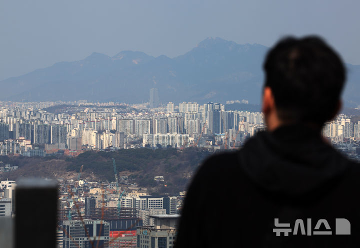 [서울=뉴시스] 배훈식 기자 = 노원, 도봉, 강북 등 외곽 지역 아파트값 상승세가 이어진 12일 오후 서울 중구 남산에서 바라본 강북 지역 아파트 모습. 한국부동산원이 이날 발표한 3월 둘째주(9일 기준) 주간 아파트 가격 동향에 따르면 강남, 서초, 송파 등 서울 최상급지 아파트값은 하락 전환했지만 노원구(0.12%→0.14%), 도봉구(0.06%→0.07%), 강북구(0.04%→0.05%) 등 외곽 자치구 아파트값은 수요가 이동하는 풍선 효과로 상승세가 이어지고 있다. 2026.03.12. dahora83@newsis.com