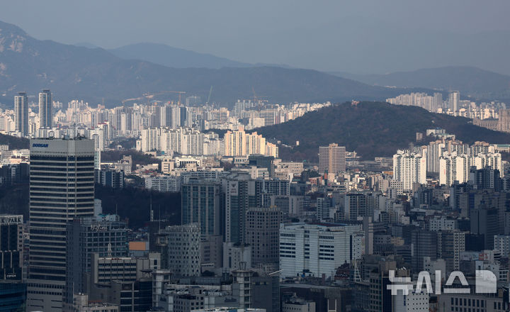[서울=뉴시스] 서울 중구 남산에서 바라본 강북 지역 아파트 모습. photo@newsis.com