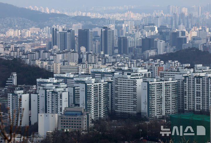 [서울=뉴시스] 서울 중구 남산에서 바라본 아파트 모습. photo@newsis.com