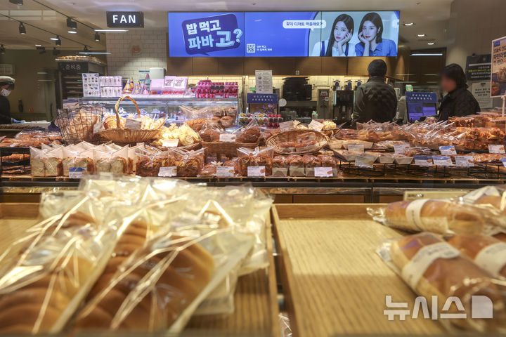 [서울=뉴시스] 정병혁 기자 = 12일 서울시내 파리바게뜨 매장에서 시민들이 빵을 살펴보고 있다. 2026.03.12. jhope@newsis.com