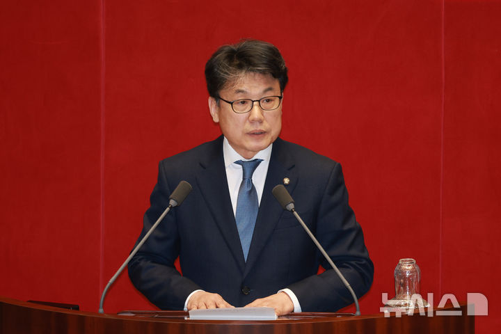 [서울=뉴시스] 고승민 기자 = 진성준 신임 예결위원장이 12일 서울 여의도 국회에서 열린 제433회 국회(임시회) 제1차 본회의에서 당선인사를 하고 있다. 2026.03.12. kkssmm99@newsis.com