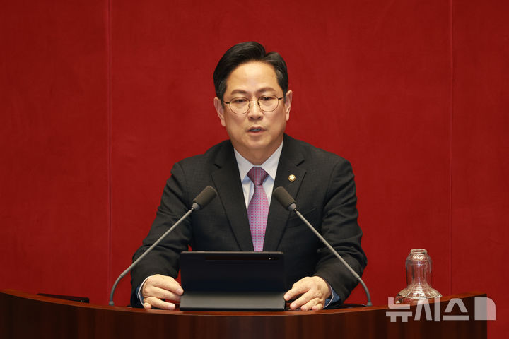 [서울=뉴시스] 고승민 기자 = 박수영 국민의힘 의원이 12일 서울 여의도 국회에서 열린 제433회 국회(임시회) 제1차 본회의에서 대한민국과 미합중국 간 전략적 투자의 운영 및 관리를 위한 특별법안에 대한 제안설명을 하고 있다. 2026.03.12. kkssmm99@newsis.com