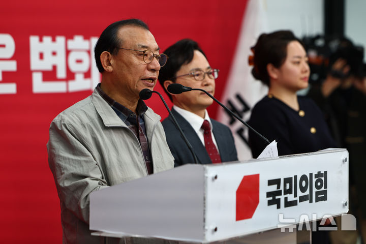 [서울=뉴시스] 김명년 기자 = 이정현 국민의힘 공천관리위원장이 12일 서울 여의도 중앙당사에서 "경북지사 후보 선출 위해 2단계 압축경선을 도입한다"고 밝히고 있다. 2026.03.12. kmn@newsis.com