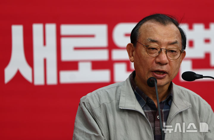 [서울=뉴시스] 김명년 기자 = 이정현 국민의힘 공천관리위원장이 지난 12일 서울 여의도 중앙당사에서 "경북지사 후보 선출 위해 2단계 압축경선을 도입한다"고 밝히고 있다. 2026.03.12. kmn@newsis.com