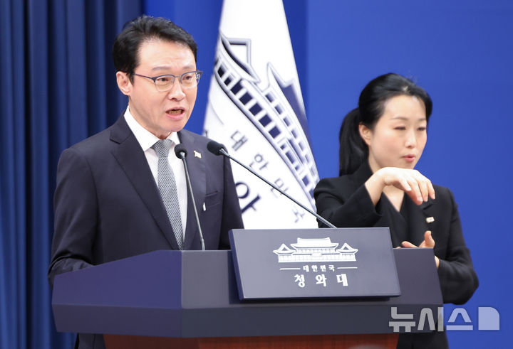 [서울=뉴시스] 고범준 기자 = 이규연 홍보소통수석이 12일 청와대 춘추관에서 12·29 여객기 참사 관련 브리핑을 하고 있다. (청와대통신사진기자단) 2026.03.12. bjko@newsis.com