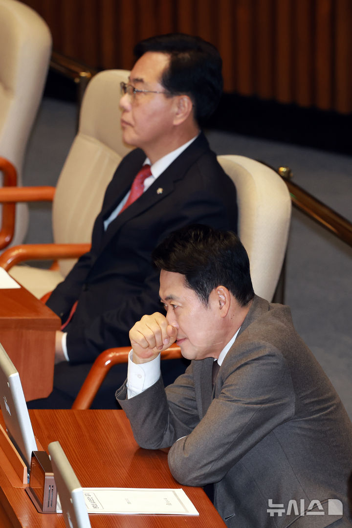 [서울=뉴시스] 고승민 기자 = 국민의힘 장동혁 대표와 송언석 원내대표가 12일 서울 여의도 국회에서 열린 제433회 국회(임시회) 제1차 본회의에 출석하고 있다. 2026.03.12. kkssmm99@newsis.com