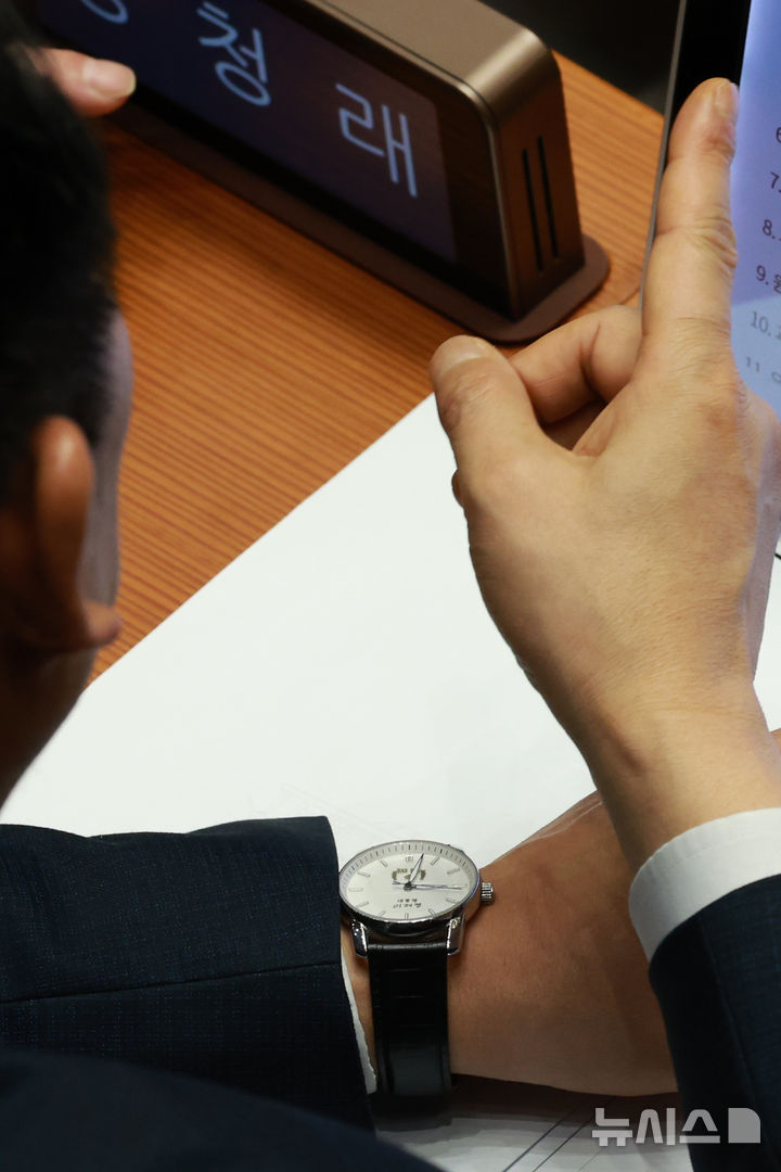 [서울=뉴시스] 고승민 기자 = 정청래 더불어민주당 대표가 12일 서울 여의도 국회에서 열린 제433회 국회(임시회) 제1차 본회의에서 이재명 대통령 시계를 착용하고 있다. 2026.03.12. kkssmm99@newsis.com