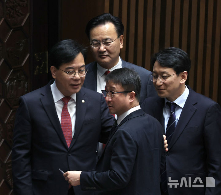 [서울=뉴시스] 김금보 기자 = 여야 원내대표단이 12일 오후 서울 여의도 국회에서 열린 제433회국회(임시회) 제1차 본회의에서 논의를 하고 있다. 왼쪽부터 국민의힘 송언석 원내대표, 유상범 원내운영수석부대표, 더불어민주당 천준호 원내운영수석부대표, 한병도 원내대표. 2026.03.12. kgb@newsis.com