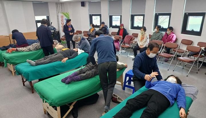 [곡성=뉴시스] 전남 곡성군 어르신 건강 증진 프로그램 '전통활법' 운영. (사진=곡성군청 제공). photo@newsis.com *재판매 및 DB 금지