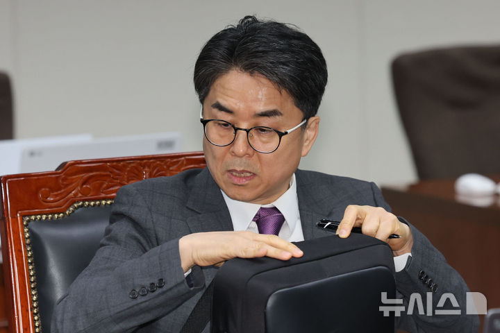 [서울=뉴시스] 권창회 기자 =12일 오후 서울 양천구 방송미디어통신심의위원회에서 열린 2026년 제1차 방미심위 정기 회의에서 김우석 위원이 자리하고 있다. 방미심위가 9인 체제를 완성해 회의를 한 것은 지난해 4월 이후 1년 여 만이다. 방미심위 심의를 기다리는 안건은 20만 건에 달한다. 2026.03.12. kch0523@newsis.com