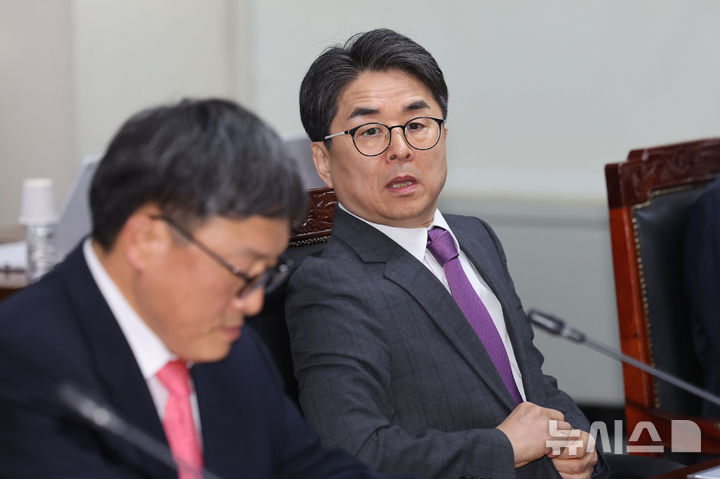 [서울=뉴시스] 권창회 기자 =12일 오후 서울 양천구 방송미디어통신심의위원회에서 열린 2026년 제1차 방미심위 정기 회의에서 김우석 위원이 자리하고 있다. 2026.03.12. kch0523@newsis.com