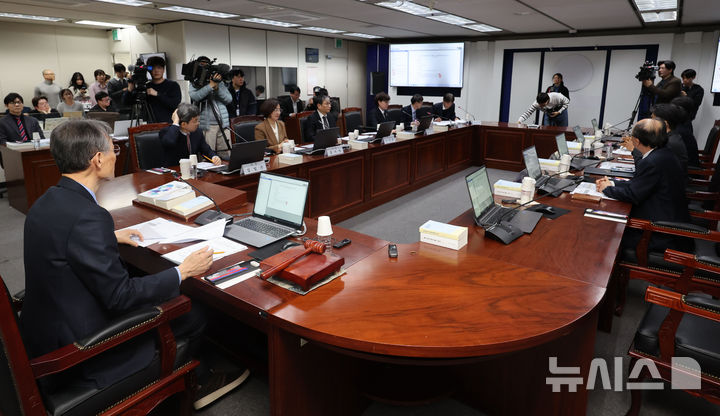 [서울=뉴시스] 권창회 기자 =12일 오후 서울 양천구 방송미디어통신심의위원회에서 열린 2026년 제1차 방미심위 정기 회의에서 고광헌 상임위원 등 위원들이 자리하고 있다. 2026.03.12. kch0523@newsis.com