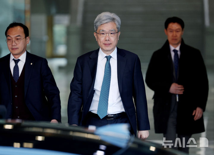 [서울=뉴시스] 김진아 기자 = 김상환 헌법재판소장이 12일 오후 서울 종로구 헌법재판소에서 퇴근하고 있다. 헌법재판소는 재판소원 제도 시행 첫 날인 이날 오전 0시부터 오후 2시까지 사건번호 '헌마', 사건명 '재판취소' 사건이 총 11건 접수됐다고 밝혔다. 2026.03.12. bluesoda@newsis.com