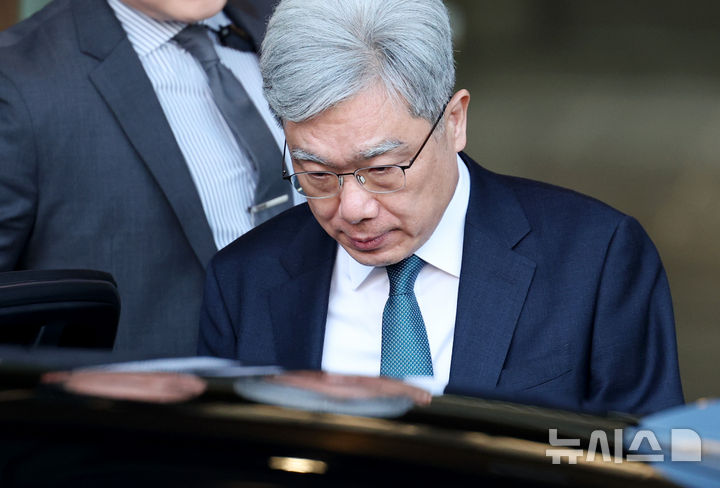 [서울=뉴시스] 김진아 기자 = 김상환 헌법재판소장이 지난 12일 오후 서울 종로구 헌법재판소에서 퇴근하고 있다. 2026.03.18. bluesoda@newsis.com