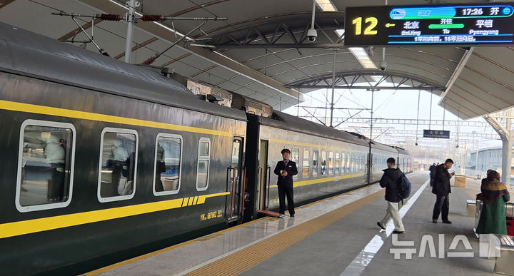 [베이징=뉴시스] 박정규 특파원 = 코로나19 확산을 계기로 2020년 1월 중단됐던 중국 베이징과 북한 평양을 잇는 열차가 6년만에 재개된 12일 중국 베이징역 플랫폼에서 평양행 열차가 정차해 있다. 2026.03.12. pjk76@newsis.com