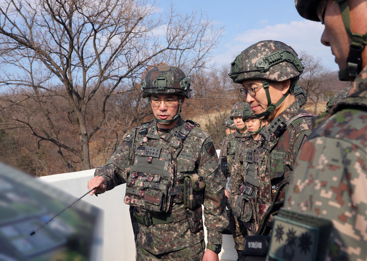 [서울=뉴시스] 김진아 기자 = 김규하 육군참모총장이 12일 인천도시지역전투훈련장에서 진행된 통합방위작전 훈련 현장을 방문해 작전 지도를 하고 있다. (사진=육군 제공) 2026.03.12. photo@newsis.com *재판매 및 DB 금지