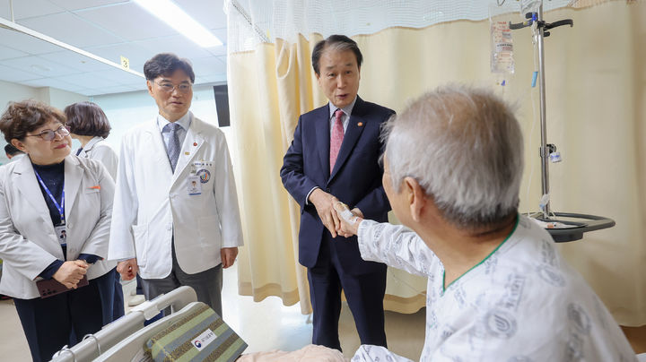 [서울=뉴시스] 김진아 기자 = 권오을 국가보훈부 장관이 12일 오후 제주지역 보훈현장 소통 행보를 위해 보훈 위탁병원인 제주대학교병원을 현장방문해 입원중인 국가유공자를 만나 위문을 드리고 있다. (사진=국가보훈부 제공) 2026.03.12. photo@newsis.com *재판매 및 DB 금지