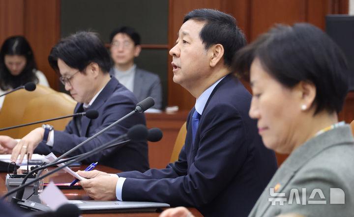 [서울=뉴시스] 추상철 기자 = 구윤철 부총리 겸 재정경제부 장관이 12일 오후 서울 종로구 정부서울청사에서 열린 민생물가 특별관리 관계장관 TF 회의에서 발언하고 있다. 2026.03.12. scchoo@newsis.com