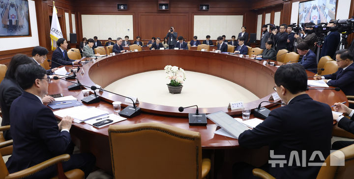 [서울=뉴시스] 추상철 기자 = 구윤철 부총리 겸 재정경제부 장관이 12일 오후 서울 종로구 정부서울청사에서 열린 민생물가 특별관리 관계장관 TF 회의에서 발언하고 있다. 2026.03.12. scchoo@newsis.com