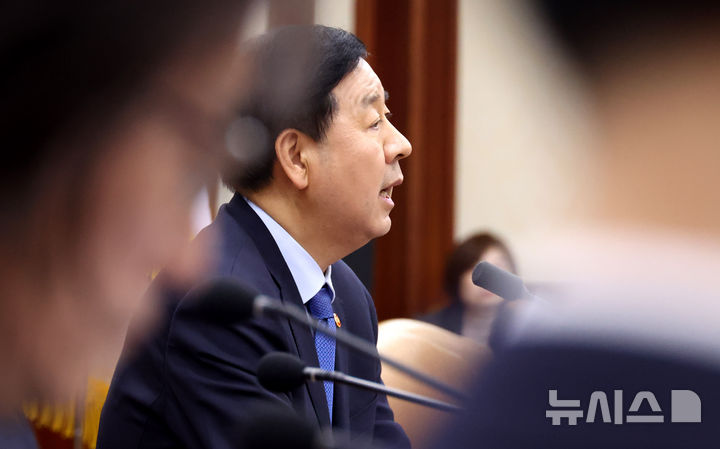 [서울=뉴시스] 추상철 기자 = 구윤철 부총리 겸 재정경제부 장관이 지난 12일 오후 서울 종로구 정부서울청사에서 열린 민생물가 특별관리 관계장관 TF 회의에서 발언하고 있다. 2026.03.12. scchoo@newsis.com