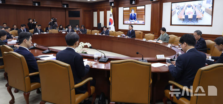 [서울=뉴시스] 추상철 기자 = 구윤철 부총리 겸 재정경제부 장관이 12일 오후 서울 종로구 정부서울청사에서 열린 민생물가 특별관리 관계장관 TF 회의에서 발언하고 있다. 2026.03.12. scchoo@newsis.com