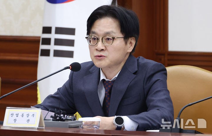 [서울=뉴시스] 추상철 기자 = 김정관 산업통상부 장관이 12일 오후 서울 종로구 정부서울청사에서 열린 민생물가 특별관리 관계장관 TF 회의에서 발언하고 있다. 2026.03.12. scchoo@newsis.com