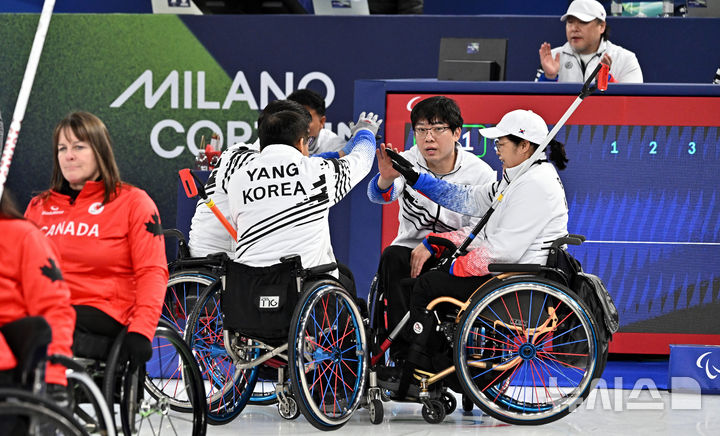 [코르티나담페초=뉴시스] 사진공동취재단 = 휠체어컬링 방민자, 이현출, 남봉광, 양희태가 12일(현지 시간) 이탈리아 코르티나담페초 컬링 올림픽 스타디움에서 열린 2026 밀라노 코르티나 패럴림픽 휠체어컬링 혼성 4인조 캐나다와의 예선전에 앞서 파이팅을 외치고 있다. 2026.03.12. photo@newsis.com