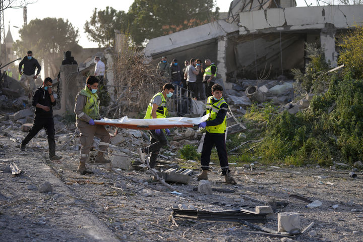 [에르카이=AP/뉴시스] 레바논 내 친(親)이란 무장조직 헤즈볼라와 포격전을 이어가던 이스라엘이 레바논 남부에서 지상전을 시작했다. 이스라엘이 이란 전쟁을 빌미 삼아 레바논 남부 점령을 시도하고 있다는 해석이 나온다. 사진은 12일(현지 시간) 레바논 남부 에르카이(Erkay) 마을에서 구조대원들이 이스라엘 공습으로 인한 사망자를 수습하는 모습. 2026.03.17.