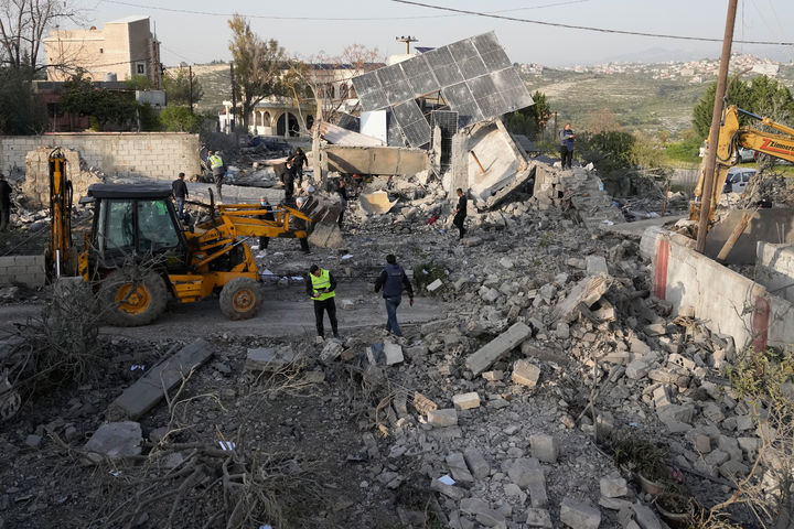 [에르카이=AP/뉴시스] 미국·이스라엘의 이란 공습으로 시작된 전쟁이 18일을 맞은 17일(현지 시간), 이란은 아랍에미리트(UAE) 등 걸프 국가의 석유 인프라 공습을 이어갔다. 이스라엘은 헤즈볼라 위협 제거를 명분으로 레바논 남부에 지상군을 전개하며 확전을 시도했다. 사진은 12일(현지 시간) 이스라엘 공습으로 파괴된 레바논 남부 에르카이(Erkay) 마을 모습. 2026.03.17.