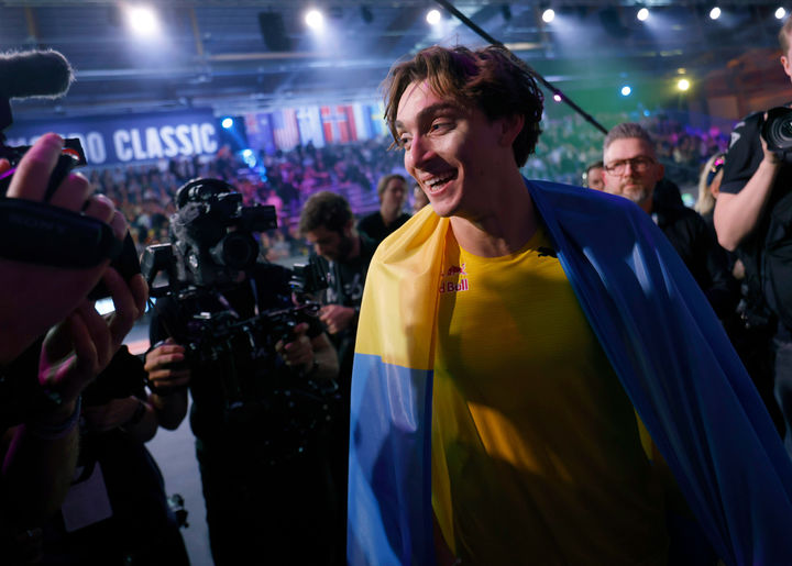 [웁살라=AP/뉴시스] 아먼드 듀플랜티스(스웨덴)가 12일(현지 시간) 스웨덴 웁살라에서 열린 ‘몬도 클래식’ 장대높이뛰기 갈라 대회에서 남자 실내 장대높이뛰기 세계 신기록인 6m31을 뛰어넘은 뒤 기뻐하고 있다. 듀플랜티스는 지난해 도쿄 세계육상선수권 대회에서 본인이 세웠던 세계 신기록 6m30을 1㎝ 경신했다. 2026.03.13.