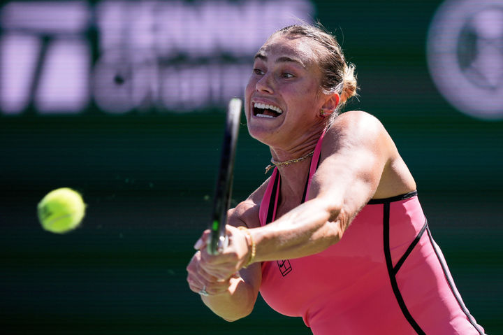 [인디언웰스=AP/뉴시스] 아리나 사발렌카(1위·벨라루스)가 12일(현지 시간) 미 캘리포니아주 인디언웰스에서 열린 여자프로테니스(WTA) 투어 BNP 파리바오픈 여자 단식 8강전에서 빅토리아 음보코(10위·캐나다)와 경기하고 있다. 사발렌카가 2-0(7-6 6-4)으로 이기고 4강에 올랐다. 2026.03.13.