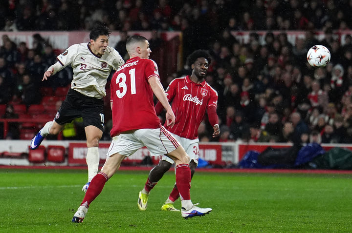 [노팅엄=AP/뉴시스] 미트윌란(덴마크)의 조규성(왼쪽)이 12일(현지 시간) 영국 노팅엄의 더 시티 그라운드에서 열린 2025-26 유럽축구연맹(UEFA) 유로파리그(UEL) 16강 1차전 노팅엄 포레스트와 경기 후반 35분 선제 결승 골을 넣고 있다. 미트윌란이 1-0으로 승리하며 2차전을 남겨뒀다. 2026.03.13.