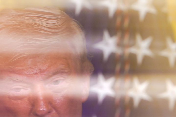 [워싱턴=AP/뉴시스]도널드 트럼프 미국 대통령이 지난 12일(현지 시간) 백악관 이스트룸에서 열린 여성 역사의 달 행사에서 연설하고 있다. 2026.03.14.