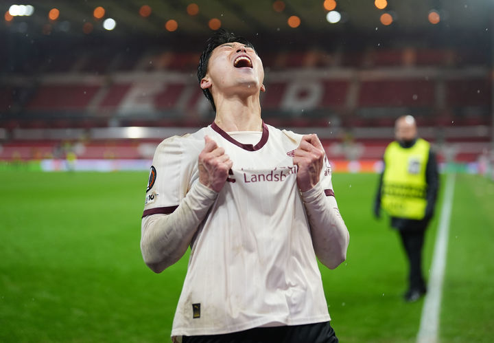 [노팅엄=AP/뉴시스] 미트윌란(덴마크)의 조규성이 12일(현지 시간) 영국 노팅엄의 더 시티 그라운드에서 열린 2025-26 유럽축구연맹(UEFA) 유로파리그(UEL) 16강 1차전 노팅엄 포레스트와 경기 후반 35분 선제 결승 골을 넣고 포효하고 있다. 미트윌란이 1-0으로 승리하며 2차전을 남겨뒀다. 2026.03.13.