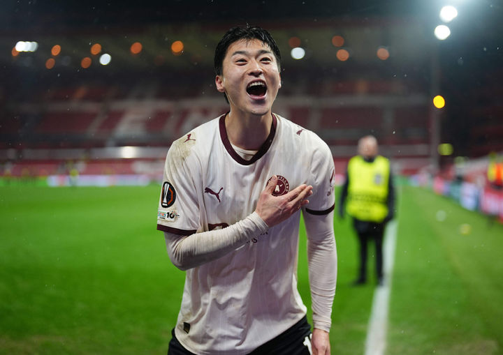 [노팅엄=AP/뉴시스] 미트윌란(덴마크)의 조규성이 12일(현지 시간) 영국 노팅엄의 더 시티 그라운드에서 열린 2025-26 유럽축구연맹(UEFA) 유로파리그(UEL) 16강 1차전 노팅엄 포레스트와 경기 후반 35분 선제 결승 골을 넣고 환호하고 있다. 미트윌란이 1-0으로 승리하며 2차전을 남겨뒀다. 2026.03.13.