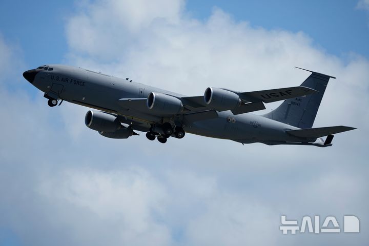 [AP/뉴시스] 자료사진 미 공군 KC135 스트래토탱커 공중급유기 