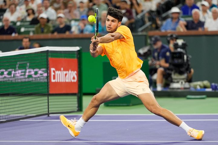 [인디언웰스=AP/뉴시스] 카를로스 알카라스(1위·스페인)가 12일(현지 시간) 미 캘리포니아주 인디언웰스에서 열린 남자프로테니스(ATP) 투어 BNP 파리바오픈 단식 8강전에서 캐머런 노리(29위·영국)와 경기하고 있다. 알카라스가 2-0(6-3 6-4)으로 승리하고 4강에 올랐다. 2026.03.13.