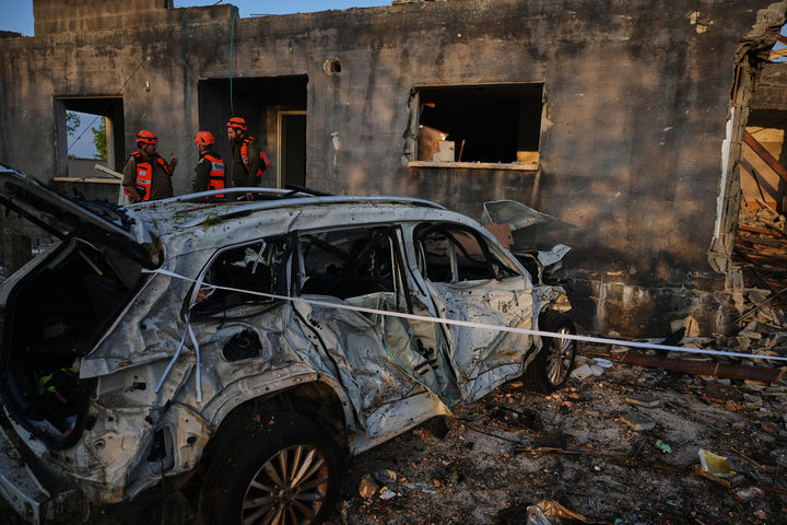 [자르지르=AP/뉴시스] 13일(현지 시간) 이스라엘 북부 자르지르에서 민방위사령부(HFC) 대원들이 이란의 미사일 공격으로 파괴된 주택을 살펴보고 있다. 2026.03.13.