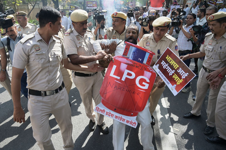 [뉴델리=AP/뉴시스] 지난 13일 인도 뉴델리에서 액화석유가스(LPG) 부족에 항의하는 시위 도중 LPG 가스통 모형을 든 야당 당원을 경찰이 끌어내고 있는 모습. 2026.04.03. photo@newsis.com