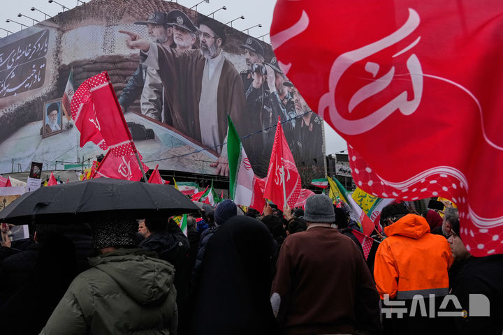 [AP/뉴시스] 13일 이란 수도 테헤란에서 연례 반 이스라엘의 쿠드스 데이 집회 광장에 새 최고지도자 모즈타바 하메네이 및 군 사령관들의 사진이 게시되어 있다 