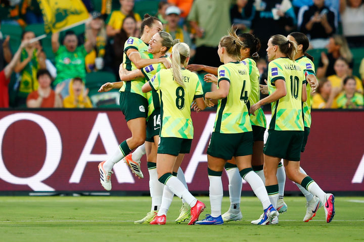 [퍼스=AP/뉴시스] 호주의 알라나 케네디(왼쪽 두 번째)가 13일(현지 시간) 호주 퍼스 렉탱귤러 스타디움에서 열린 2026 아시아축구연맹(AFC) 여자 아시안컵 8강전 북한과 경기 전반 9분 선제골을 넣은 후 동료들과 환호하고 있다. 2026.03.13.